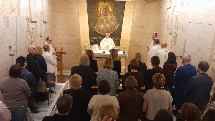 Kardinolas R. Makrickas aukoja šv. Mišias Lietuvių koplyčioje Vatikane