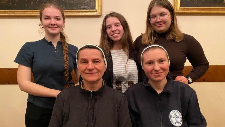 Monjas de la Congregación de María de la Medalla Milagrosa (Kyiv, Ucrania) con las voluntarias Ilona, Assana, Anna.