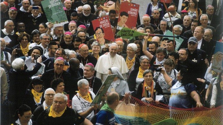 Le Pape François recevant le filet de pêche de la part des peuples amazoniens.