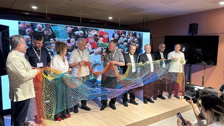 Les cardinaux remettant la réplique du filet de pêche, symbolisant la coopération entre les peuples.