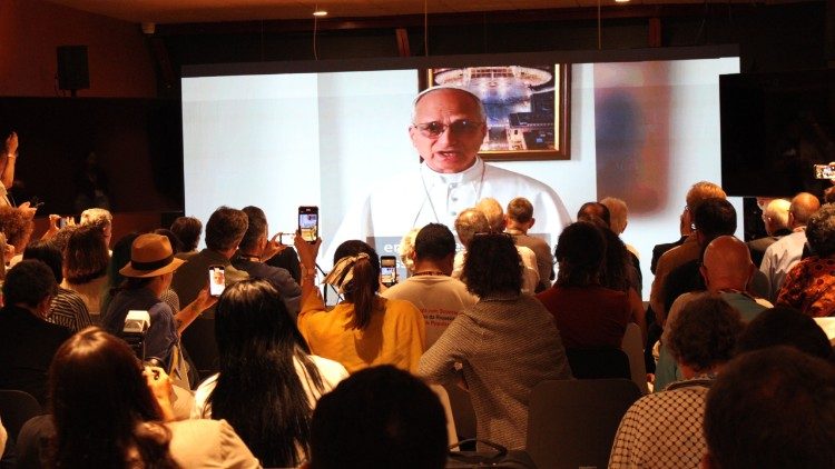 I partecipanti all'incontro al Museo Amazzonico di Belem guardano il saluto del Papa