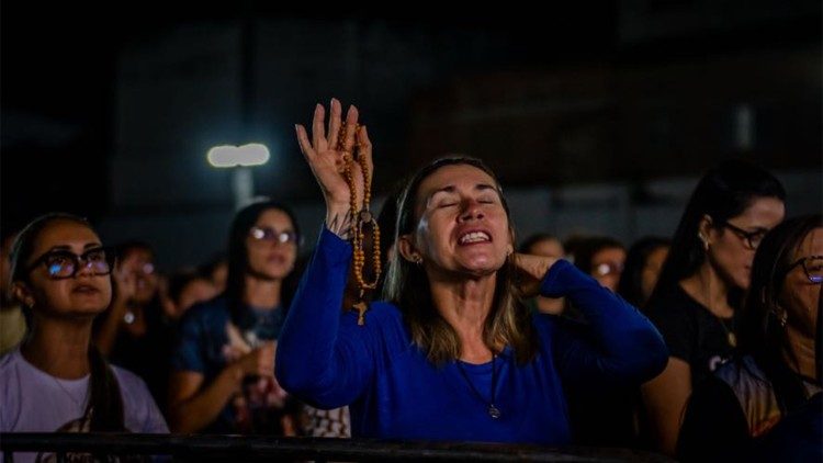 Fiel presente na celebração de Consagração a São Miguel Arcanjo.