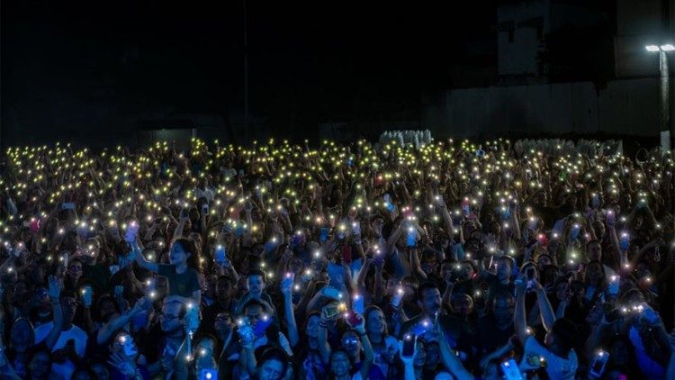 Mais de  20 mil fiéis compareceram à celebração.