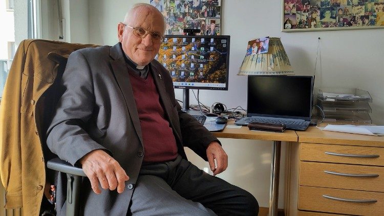 Das n&auml;chste Buch ist schon in Arbeit: P. Eberhard von Gemmingen SJ an seinem M&uuml;nchner Schreibtisch