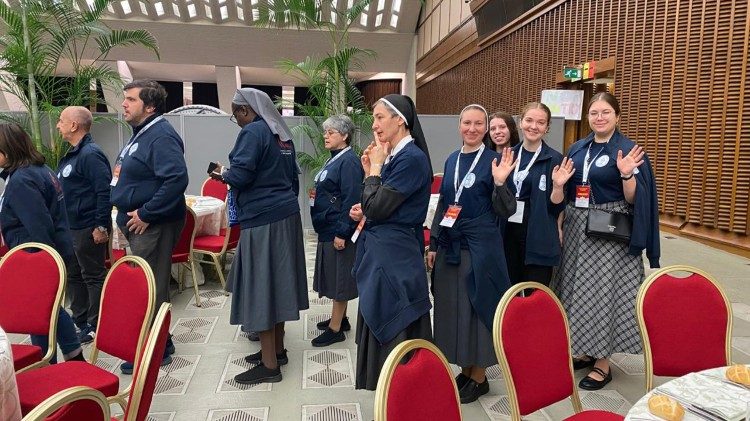 Die Ordensschwestern in der Audienzhalle