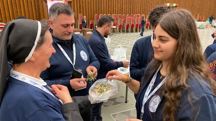 Українські сестри і волонтерки роздали розарії браслети присутнім в залі Павла VI, щоб молилися за Україну 