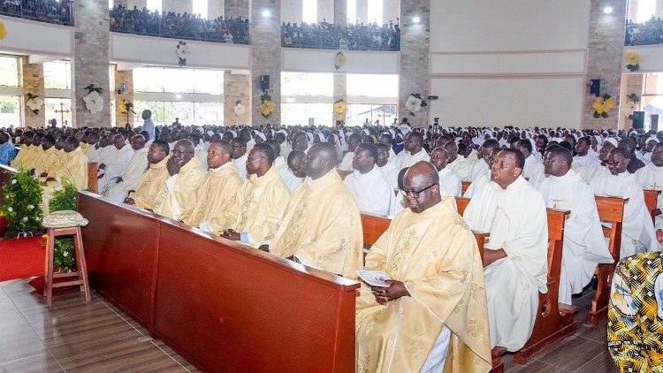 Prêtres et Fidèles à l'ordination épiscopale de Mgr Éric Soviguidi, nouveau Nonce apostolique au Burkina Faso et au Niger