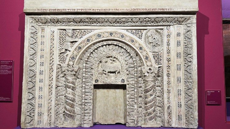 Calco del rilievo altomedioevale inserito nell'altare cosmatesco, sotto il tempietto di Elena