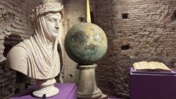 Carlo Finelli, busto di Francesco Petrarca, 1815, Promoteca dei Musei capitolini di Roma e globo dell'Obelisco vaticano, bronzo dorato e ferro, prima metà del I sec. d.C., Musei capitolini, Roma, ritenuto in epoca medioevale l'urna contenente le ceneri di Giulio Cesare