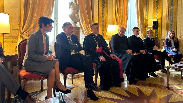 Ceremonia de firma del protocolo en la Embajada de Francia ante la Santa Sede