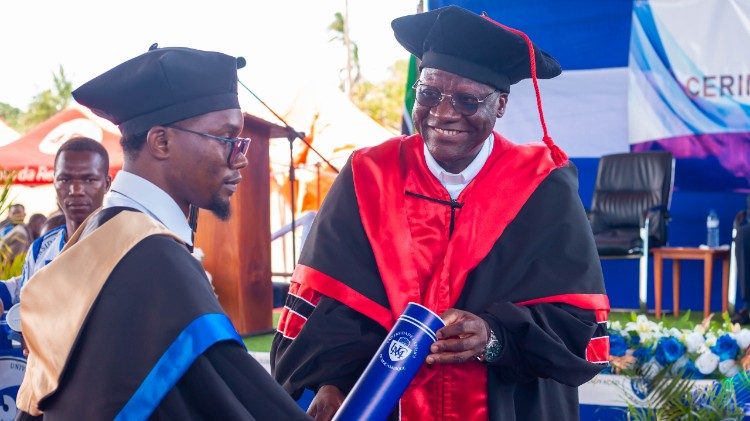 Padre Dr. Filipe Sungo na cerimónia da graduação de estudantes da UCM, em Pemba