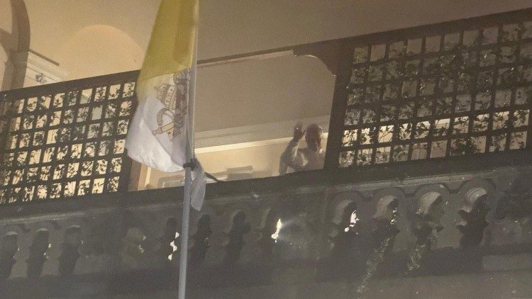Papa Leone affacciato dal balcone della sua residenza a Castel Gandolfo