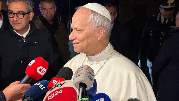 Papež odpovídá novinářům před Villa Barberini