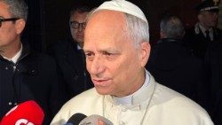 Lev XIV.  při rozhovoru s novináři v Castel Gandolfu