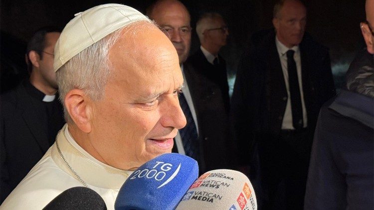 Påven svarar på journalisternas frågor i Castel Gandolfo