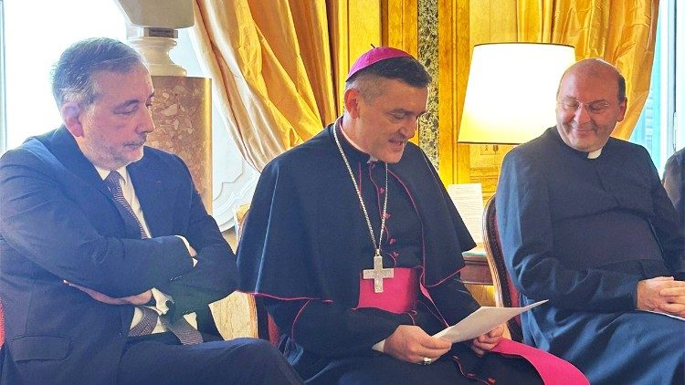 Ceremonia de firma del protocolo en la Embajada de Francia ante la Santa Sede