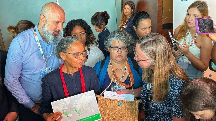 A entrega foi feita pela diretora executiva global do Movimento Laudato Si’, Lorna Gold, à ministra do Meio Ambiente e Mudança do Clima, Marina Silva,.