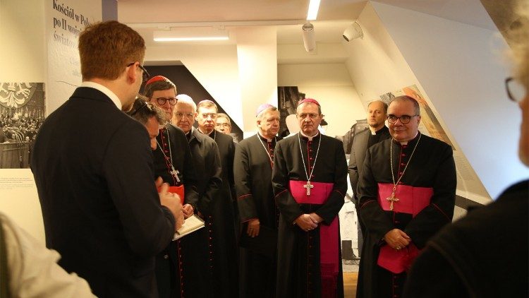 Visita a la muestra dedicada al intercambio de cartas entre los obispos alemanes y polacos.