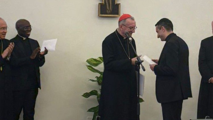  Il saluto del segretario di Stato al nuovo sottosegretario per la Sezione per i Rapporti con gli Stati, monsignor Blaj