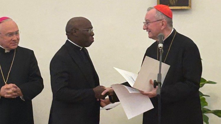 Die offizielle Ernennung im Staatssekretariat durch Kardinal Parolin (rechts)