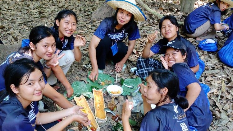 Junge Leute aus Chiang Mai essen gemeinsam im Freien
