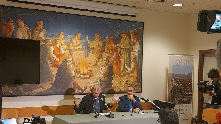 Un momento della conferenza stampa del presidente della Cei ad Assisi