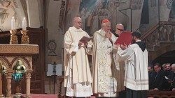 El cardenal Zuppi, presidente de la Conferencia Episcopal Italiana, celebra las vísperas y la oración por la paz en la Basílica de San Francisco en Asís. 
