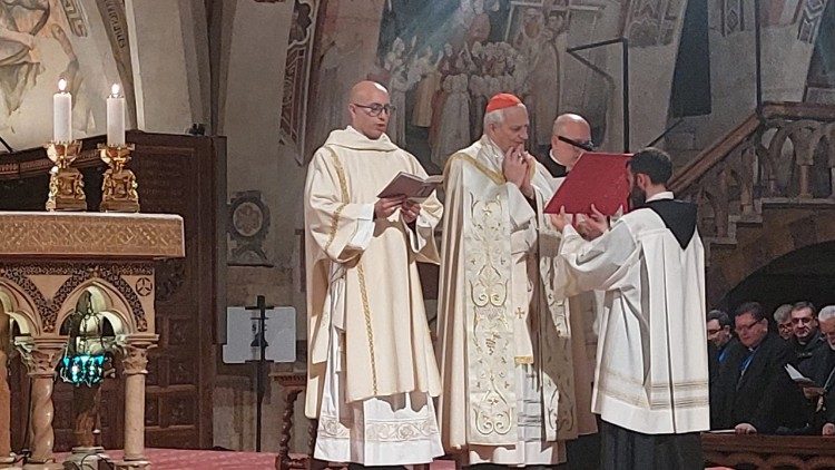 Il cardinale Zuppi, presidente della Conferenza episcopale italiana, celebra i vespri e la preghiera per la pace nella Basilica di San Francesco ad Assisi