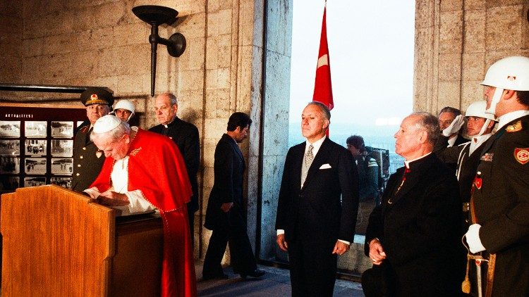 Jan Paweł II ze wzruszeniem przemawiał do wspólnoty chrześcijańskiej w Turcji przypominając działalność Apostołów na tej ziemi 