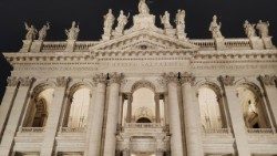La Basilica di San Giovanni di notte - Foto: Vatican News - Paolo Ondarza