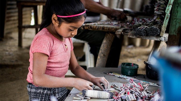 Una bambina assembla i fuochi d’artificio. Fonte: Sulla Strada OdV