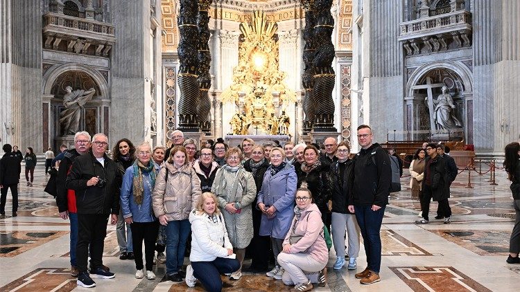 Pielgrzymi z Polski po Mszy św. przy grobie św. Jana Pawła II