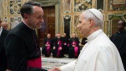 Мансеньёр Аляксандр Рагіня, саветнік нунцыятуры ў Грузіі і Арменіі, падчас размовы з Папам Львом XIV