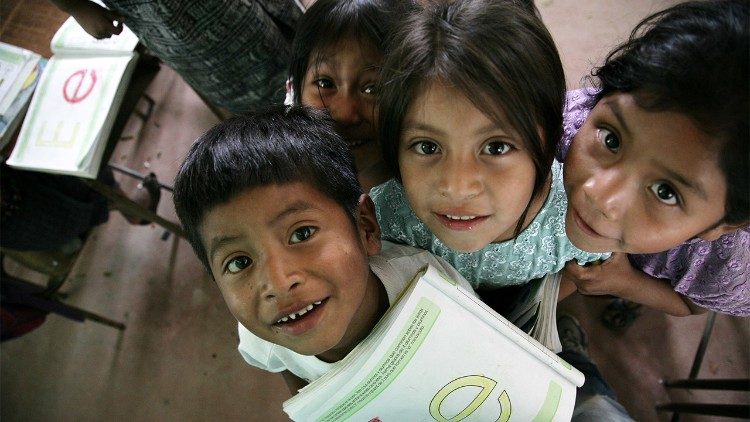 I bambini che frequentano la scuola elementare Abuelita Amelia Pavoni. Fonte: Sulla Strada OdV
