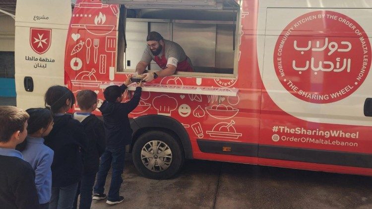 Le mense mobili dell'Ordine di Malta in Libano distribuiscono pasti agli studenti più bisognosi (Lebanese Association of the Knights of Malta, Order of Malta Lebanon)