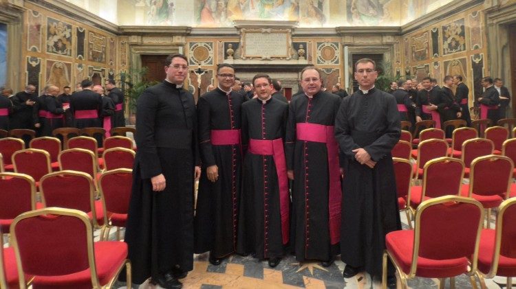 Pe. Guilherme, mons. Fernando, mons. Felipe, mons. Micael e Pe. Anderson são os brasileiros que participaram da audiência com o Papa