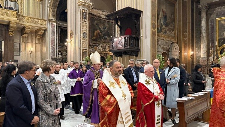 Kardinolas P. Parolinas ir ukrainiečiai vyskupai ir tikintieji Sant'Andrea della Valle bazilikoje
