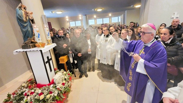 Nadbiskup Zgrablić u župnoj crkvi Uznesenja BDM u Škabrnji