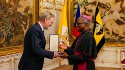 Apoštolský nuncius arcibiskup J.D. Okolo předává papežské vyznamenání premiérovi ČR Petru Fialovi. Foto: úřad vlády ČR