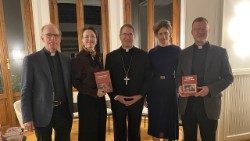 Das Gespräch bei der Residenz der Schweizer Botschafterin beim Heiligen Stuhl mit (von links) P. Paul Oberholzer, Botschafterin Manuela Leimgruber, Sekretär der vatikanischen Kinderschutzkommission Luis Manuel Alí Herrera, Historikerin Franziska Metzger und P. Hans Zollner.