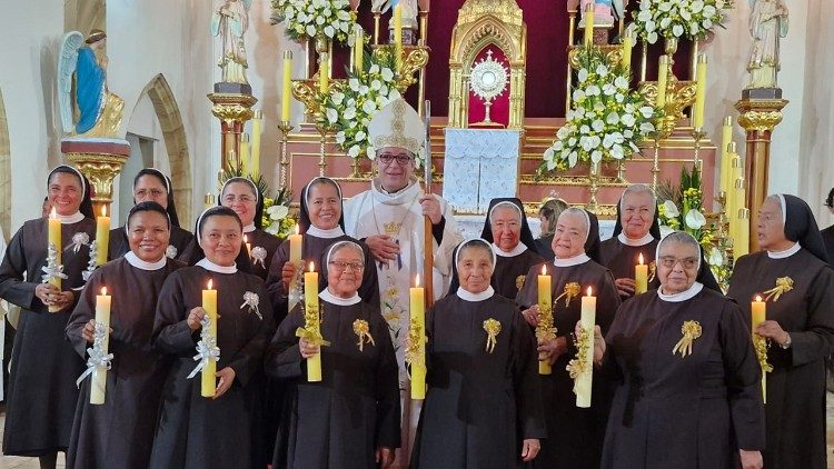 Monseñor Juan Carlos Cárdenas, Obispo de la Diócesis de Pasto y un grupo de religiosas Franciscanas de María Inmaculada