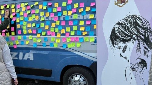 Il camper rosa, polizia in piazza per dire no a violenza contro le donne