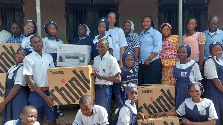 Escola Primária e Secundária Católica, Santa Maria em Papiri, Estado do Níger, Nigeria. 
