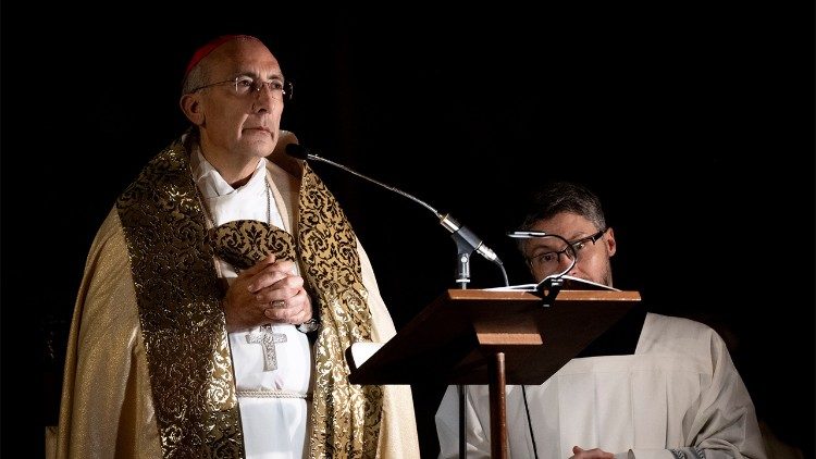 Il cardinale Reina durante la veglia a San Giovanni in Laterano