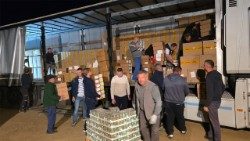 Розвантажування гуманітарної допомоги