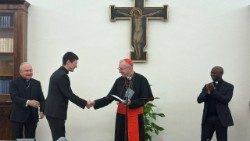 Le cardinal Pietro Parolin saluant Mgr Jozef Barlaš.