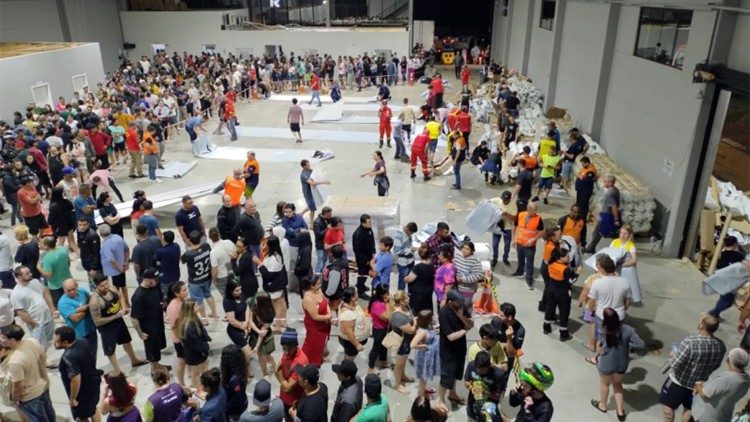 A distribuição de lonas para amenizar os prejuízos