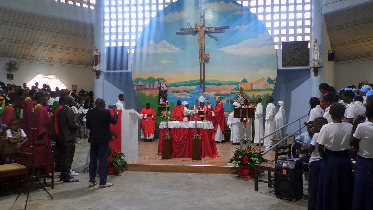 Dom Inácio com os crismandos em Nampula