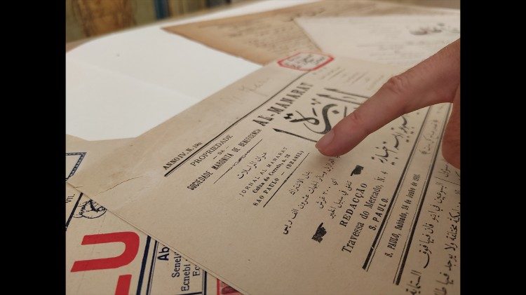 Il giornale Al Manarat pubblicato in Brasile - Foto: Vatican News - Paolo Ondarza