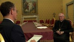 2025.11.25 Cardinalul secretar de stat, Pietro Parolin și vice-directorul Radio Vatican/Vatican News, Massimiliano Menichetti (fotografie din arhivă)